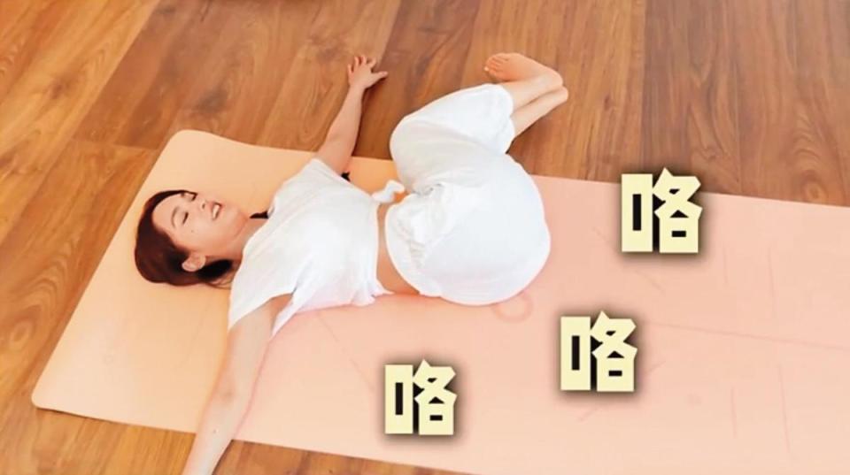 楊丞琳示範瑜伽扭轉體式，有助拉展側腰與脊柱。（翻攝自楊丞琳IG）