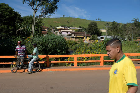 Residents are seen on a street near the dam at Brazilian miner Vale's Gongo Soco mine, amid reports that it may soon collapse in Barao de Cocais, Minas Gerais state, Brazil May 24, 2019. REUTERS/Washington Alves