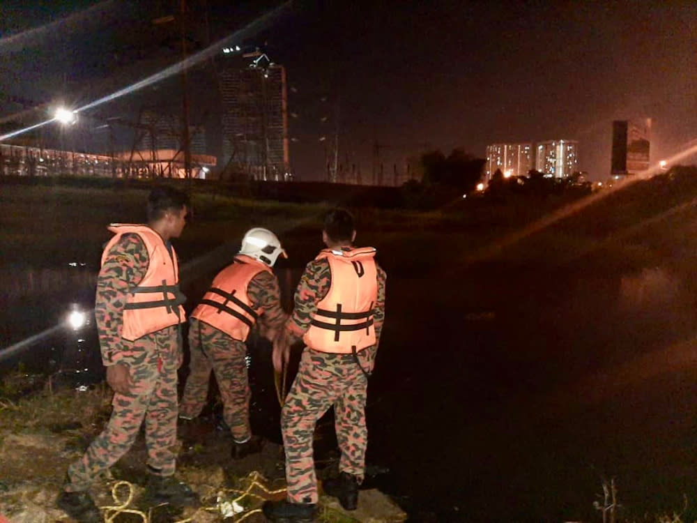 Firemen from the Tebrau Fire and Rescue station doing a surface search for the drowned children. — Picture courtesy of the Johor Fire and Rescue Department