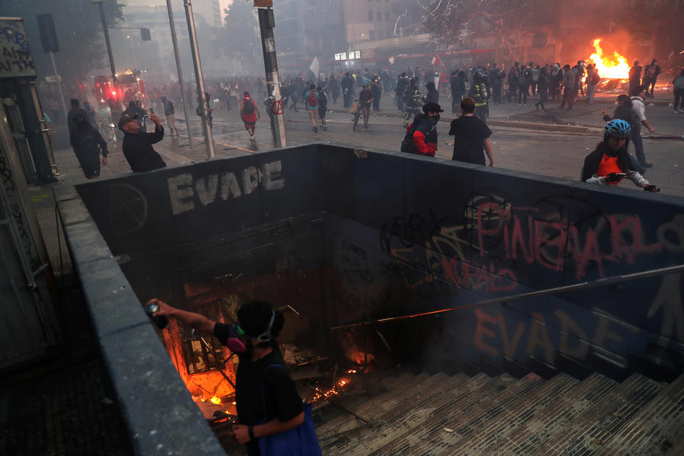 Demonstrators react on the streets during an anti-government protest in Santiago, Chile on Oct. 28, 2019. (Photo: Edgard Garrido/Reuters)