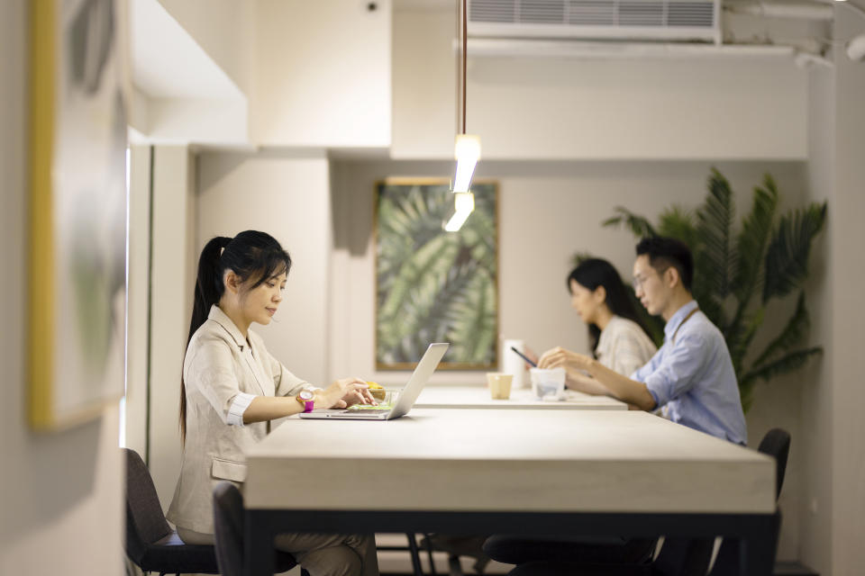 有網友認為午休跟不熟的同事吃飯，根本沒辦法好好放鬆。（示意圖／Getty Images）