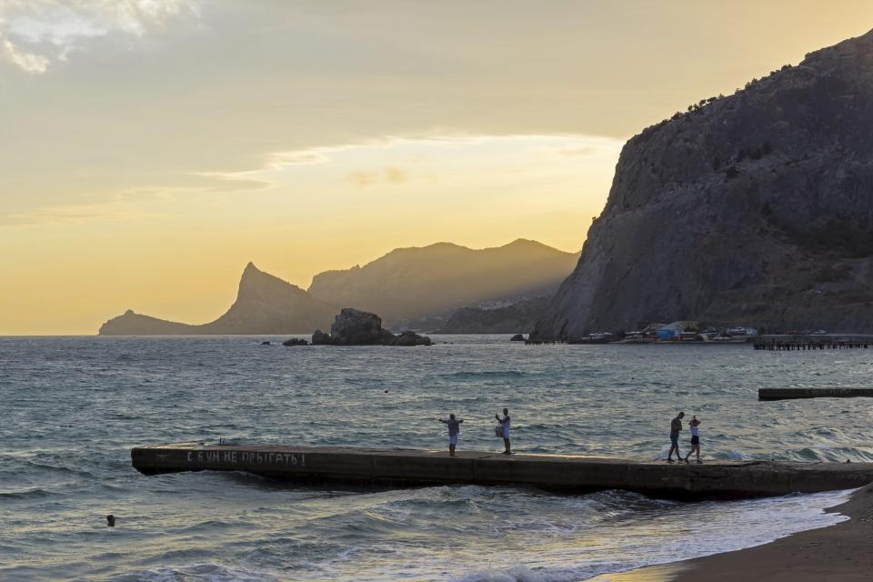 Sonnenuntergang in einem Beach-Ressort auf der russisch besetzen Halbinsel Krim. - Copyright: picture alliance / Zoonar | Sergey Rybin