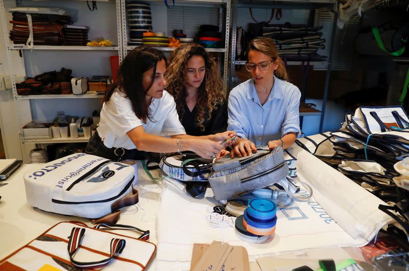 Diseñadoras argentinas convierten bolsas de arena de la industria petrolera en zapatos y bolsos