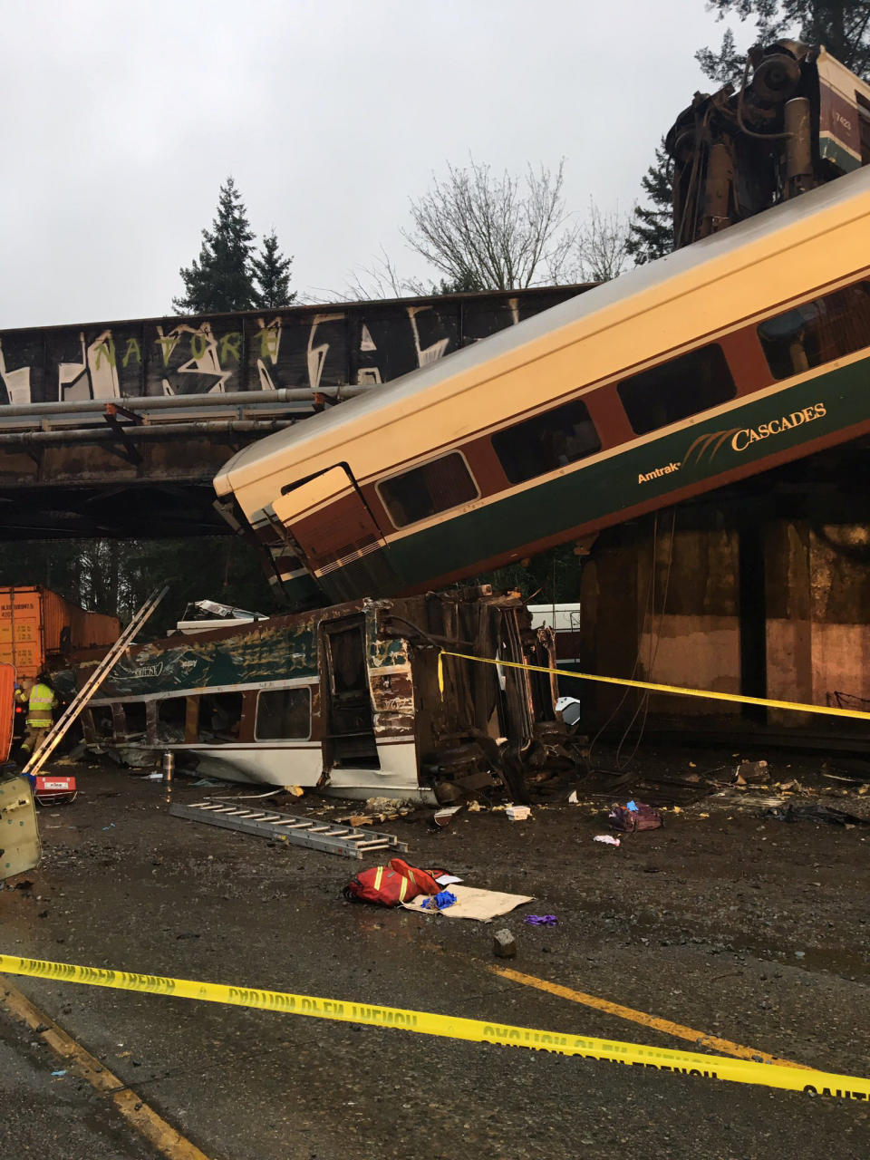 Impactantes imágenes del descarrilamiento de un tren en Washington