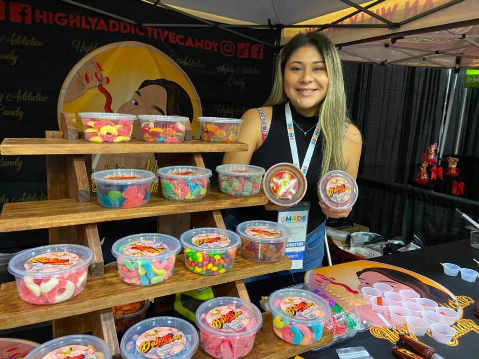 Kayla Delgado, propietaria de Highly Addictive Candy, vende caramelos mezclados con chamoy y otros sabores mexicanos.