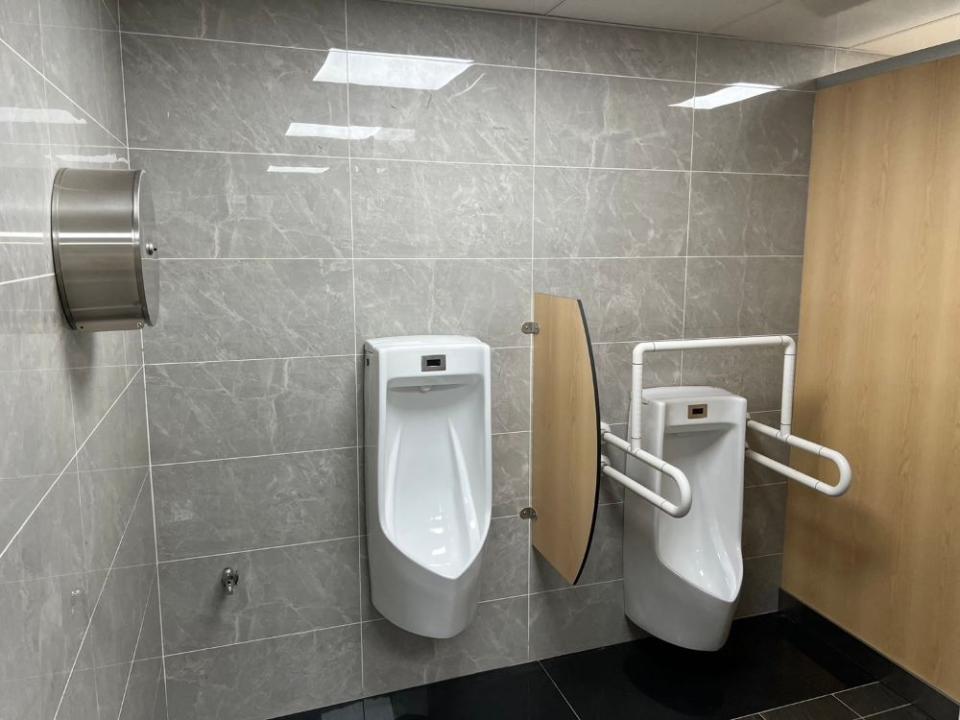 《圖說》改造後廁間寬敞明亮整潔。〈板橋區公所提供〉