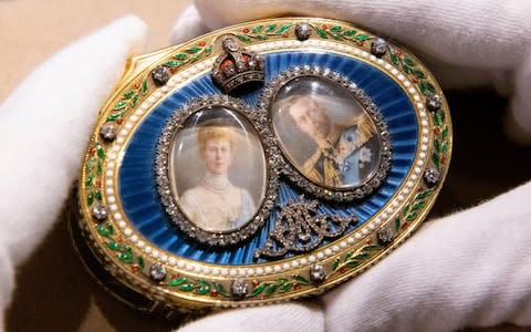 A George V Jewelled Enamelled Gold Royal Presentation Snuff-Box, Mark of Sebastian Garrard, London, 1911 - Credit: Malcolm Park / Alamy Live News