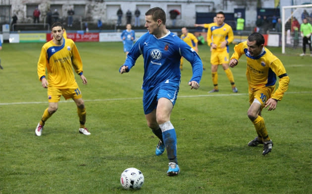 The man in the blue kit is one of Europe's finest players (ffwtbol.co.uk)