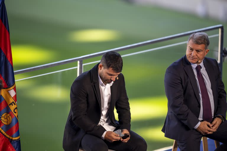 Sergio Agüero, desolado, anuncia su retiro del fútbol