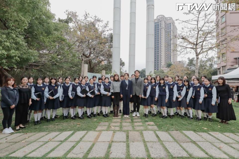 新竹市政府今（28）日在二二八紀念公園舉辦「二二八和平紀念日追思音樂會」，高虹安表示，希望在傷痛之後大家攜手前進迎向新生活。（圖／市府提供）