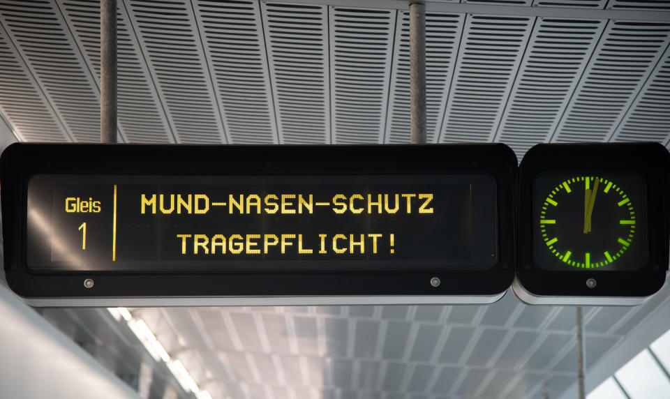 Maskenhinweis in der Wiener U-Bahn: Auch in Österreich fällt die Maskenpflicht künftig weg - trotz steigender Zahlen. (Getty)