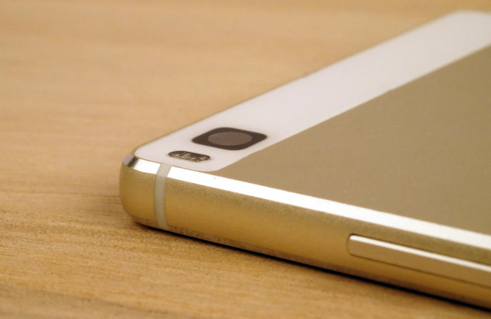 Despite its thin 6.4mm profile, Huawei has managed to make the P8's camera module sit completely flush with the rear.