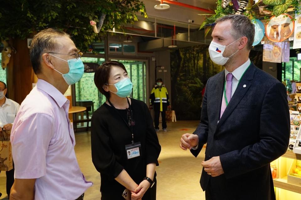 布拉格市長賀瑞普參觀台北市立動物園。   圖：台北市政府 / 提供