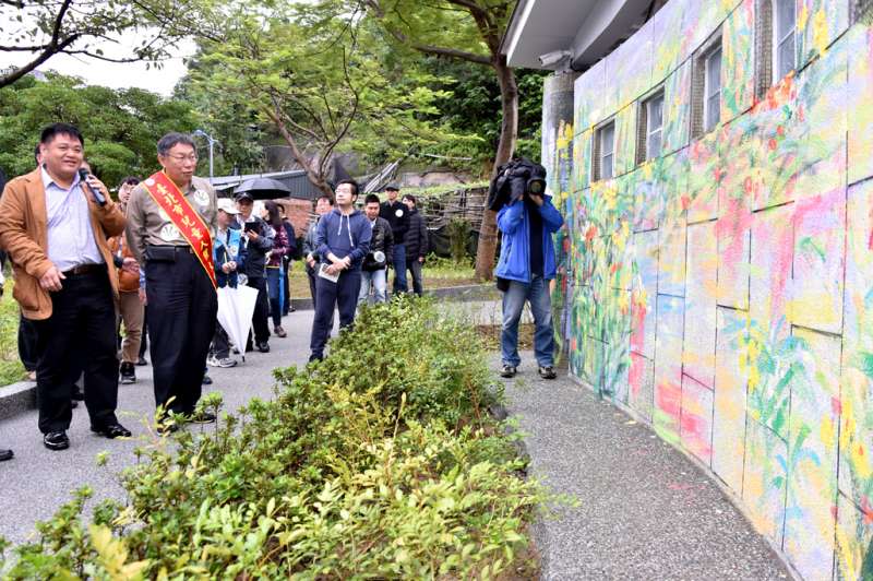 台北市長柯文哲20日前往象山公園視察，並說二代公園在設計時也找了公民團體一起參與，使這些設施連身障及長者都可以使用。（台北市政府提供）