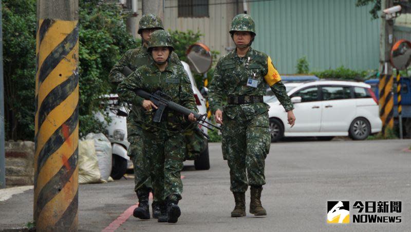 ▲圖為首梯女性教召，女性與男性後備軍人一同參加5公里戰術行軍訓練。（圖／記者呂炯昌攝，2023.05.09）