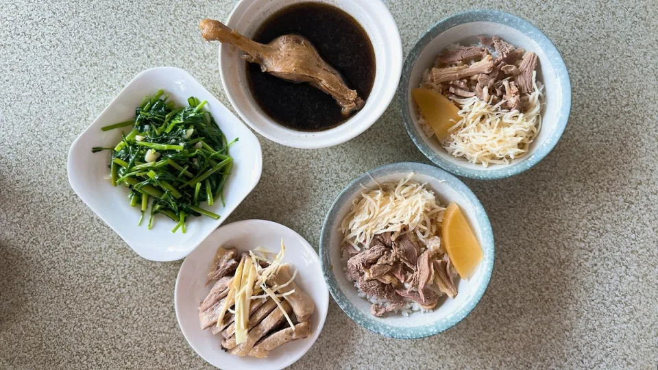 「侯記鴨肉飯」香氣濃郁的當歸鴨肉湯及招牌鴨肉飯。   圖：高雄市觀光局提供