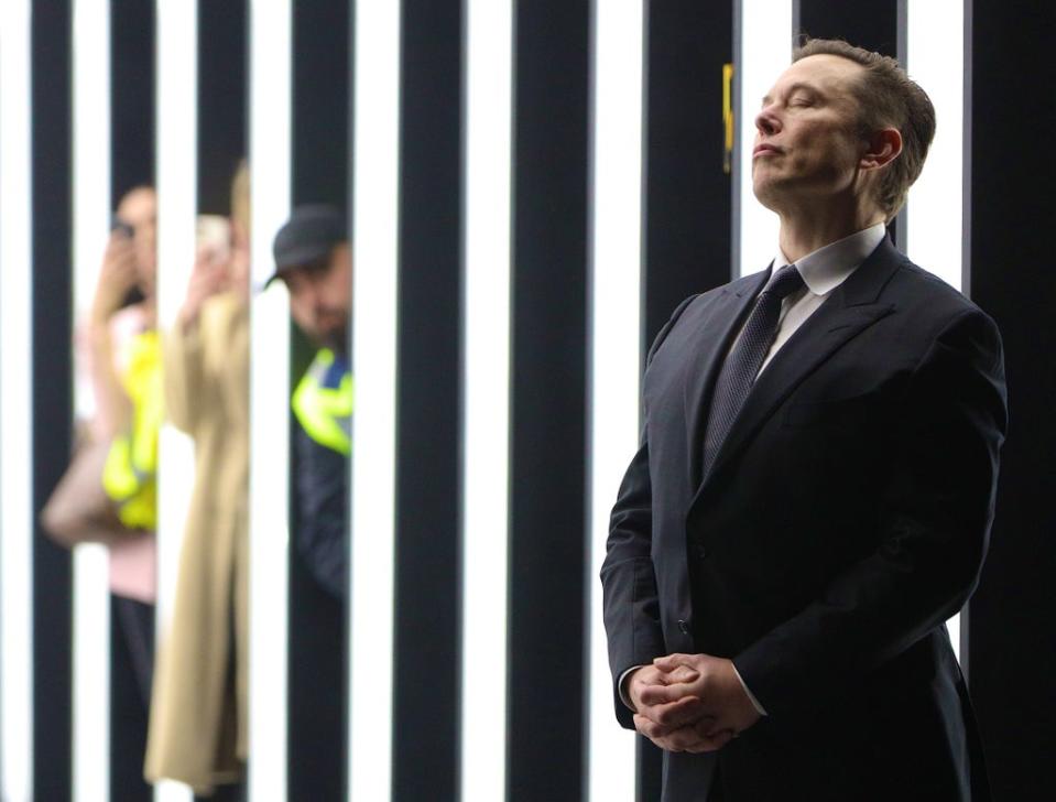 El CEO de Tesla, Elon Musk, contempla durante la inauguración oficial de la nueva planta de fabricación de automóviles eléctricos de Tesla el 22 de marzo de 2022 cerca de Gruenheide, Alemania. (Getty Images)