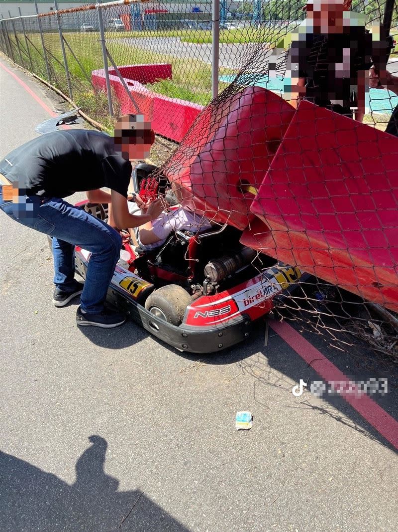 羅男卡在卡丁車上動彈不得。（圖／翻攝自TikTok）