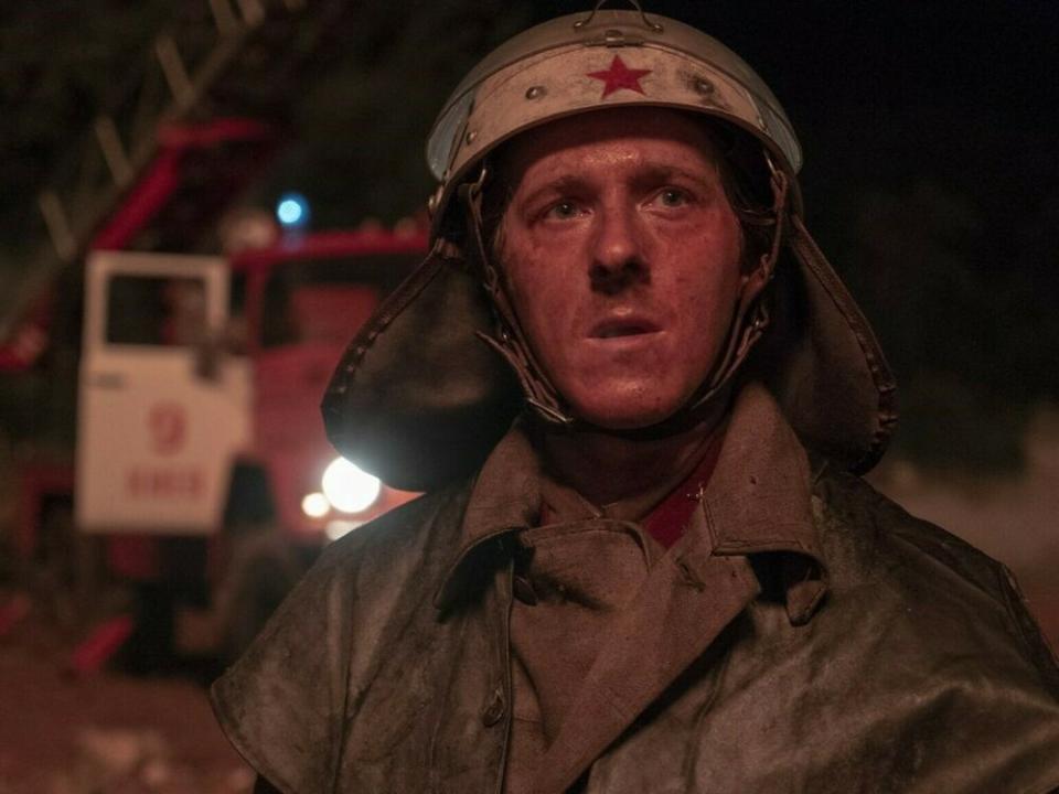 "Chernobyl": Feuerwehrmann Vasily Ignatenko (Adam Nagaitis) ahnt nicht, wie gefährlich sein Einsatz wirklich ist (Bild: Sky Uk Ltd/HBO)