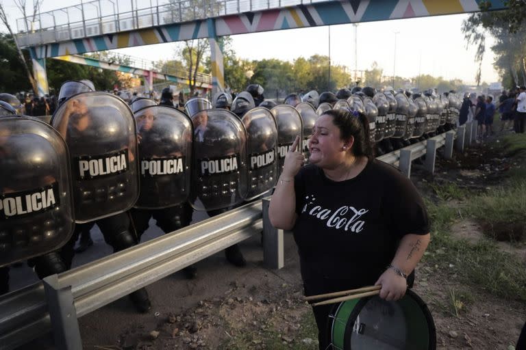 La policía llegó al corte en autopista Dellepiane y hubo enfrentamientos con los vecinos