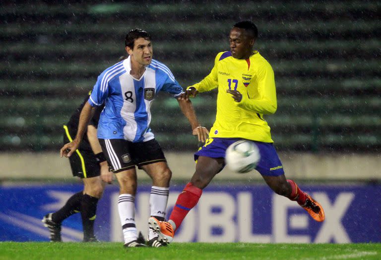 Un puñado de partidos en la selección, con la 8 de su admirado Riquelme; se quedó en la antesala de la Copa América 2011 