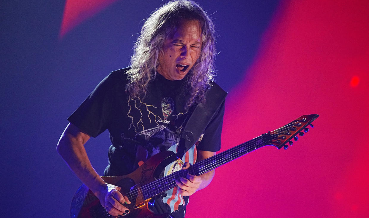  Kirk Hammett performs onstage with Metallica at the Microsoft Theater in Los Angeles, California on December 16, 2022 