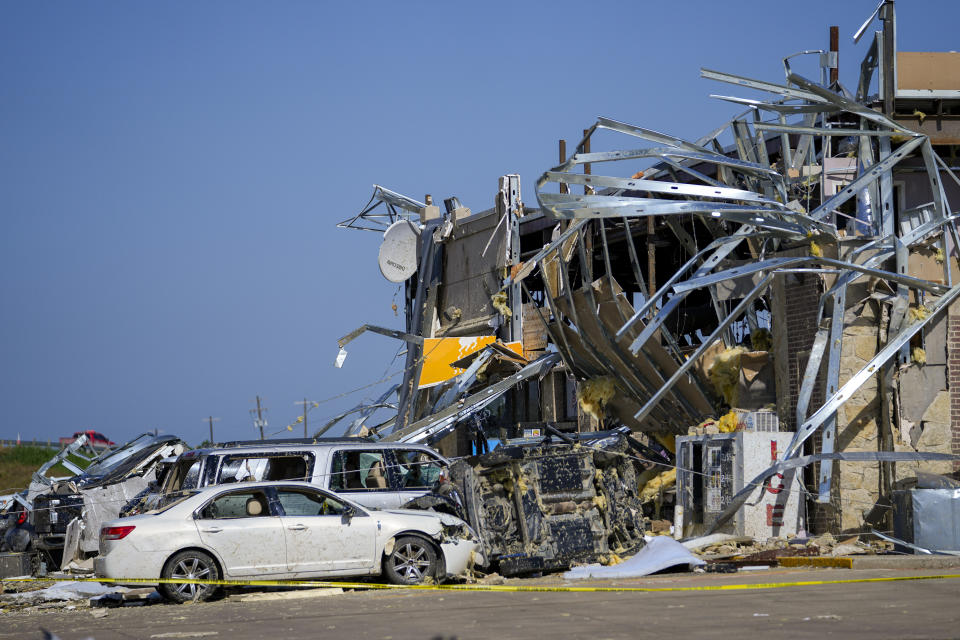 Daños en una parada de camiones tras el paso de un tornado, el domingo 26 de mayo de 2024, en Valley View, Texas. Poderosas tormentas dejaron un amplio rastro de destrucción el domingo en Texas, Oklahoma y Arkansas. (Foto AP/Julio Cortez)