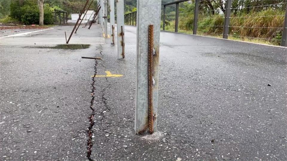 太危險！花蓮自行車道整排鋼筋插出　網批根本謀殺