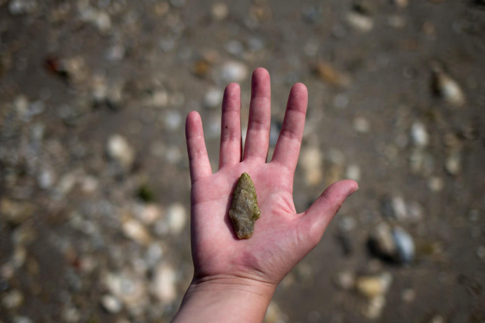 <p>Paige Tuck of Yorktown displays an arrowhead she found in the “Uppards,” part of Tangier Island, Virginia, Aug. 2, 2017. (Photo: Adrees Latif/Reuters) </p>