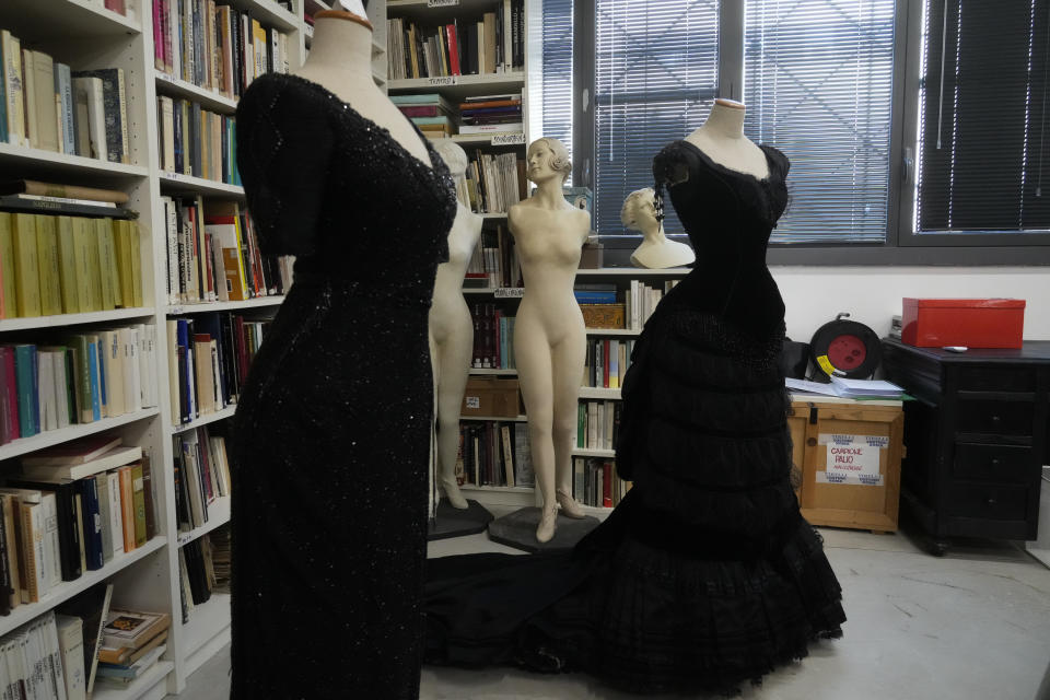 Dos vestidos expuestos en maniquíes en el almacén del Atelier Tirelli, en Formello, cerca de Roma, el 5 de marzo de 2024. Durante casi seis décadas, el taller Tirelli de Roma se ha entretejido en la historia del cine italiano e internacional, ganándose el sobrenombre de la “sastrería de los Oscar” por su contribución al diseño de vestuario cinematográfico. Fundado en noviembre de 1964, este taller de una tranquila calle de la capital italiana ha estado detrás de 17 premios de la Academia a mejor diseño de vestuario. (AP Foto/Gregorio Borgia)