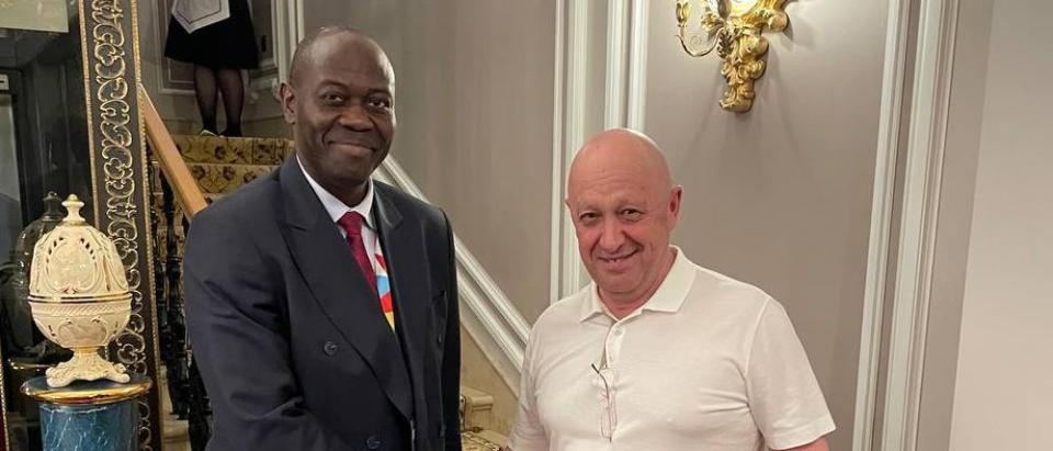 華格納成員27日在臉書上傳首腦普里格津（右）與中非大使馬布卡的合照。翻攝德國《每日鏡報》