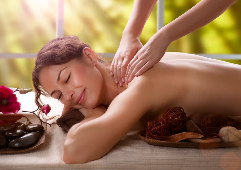 <b>Cura del corpo e tempo per sé</b><br><br>Cura del corpo, amore e tempo per se stessi, pace, relax, armonia. Sono tanti i significati dentro il regalo di una <b>seduta di massaggi</b> in una spa. Spesso i cofanetti sono molto prestigiosi e fanno bella figura anche dopo essere stati scartati, e contengono anche set di incensi o altri piccoli ninnoli di cura del corpo. <br>Il destinatario non deve fare altro che telefonare e prenotare la seduta di massaggi.