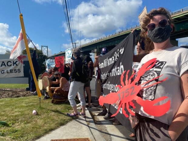 The protesters were stationed outside of the entrance to the Department of Fisheries and Oceans office in Dartmouth. (Jack Julian/CBC - image credit)