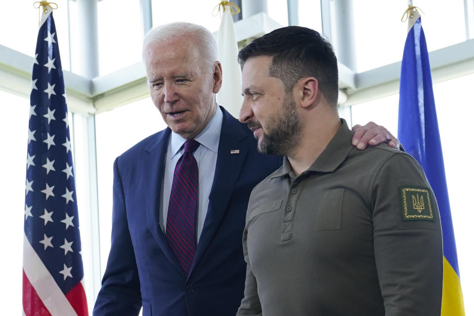 Joe Biden (l), Präsident der USA, und Wolodymyr Selenskyj, Präsident der Ukraine im Mai 2023. (Bild: Susan Walsh/AP Pool/dpa)