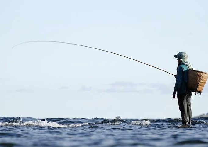 老翁在河南安陽洹河邊釣魚時，意外釣到烏龜銅像。（示意圖／翻攝自pixabay）