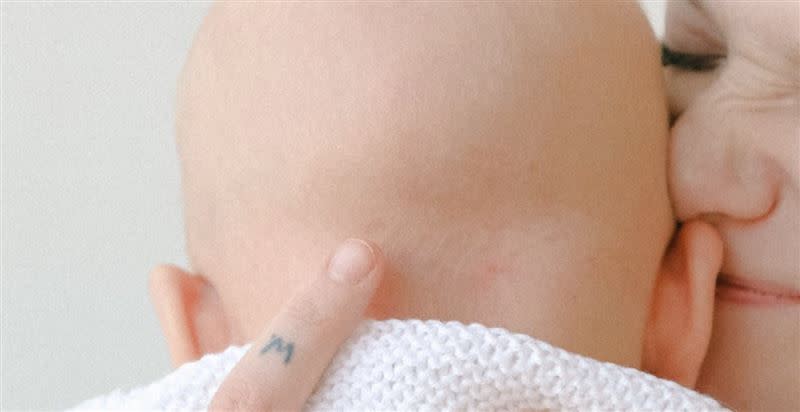 達蔻塔親吻剛出生的兒子，沒想到孩子11天後就染病夭折。（示意圖／翻攝自pexels）