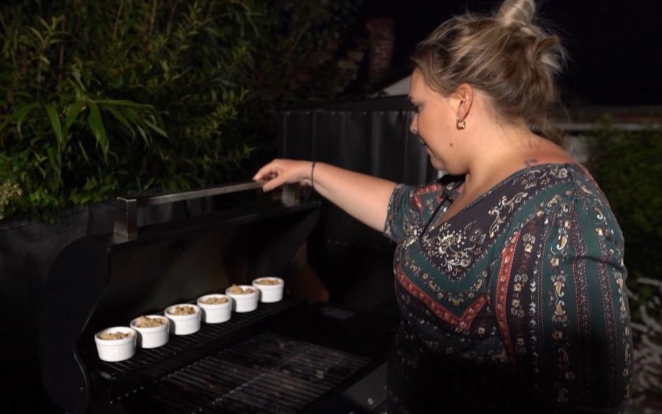 Sabrina beweist: Auch Zwetschgen-Crumble kann man wunderbar auf dem Grill zubereiten.
 (Bild: RTL)