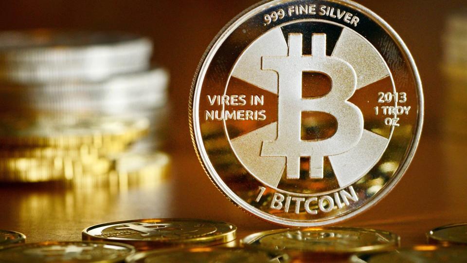 Der Bitcoin-Kurs rutschte auf der Handelsplattform Bitstamp nun unter 8440 US-Dollar. Noch im Juni lag er bei knapp 14.000 Dollar. Foto: Jens Kalaene