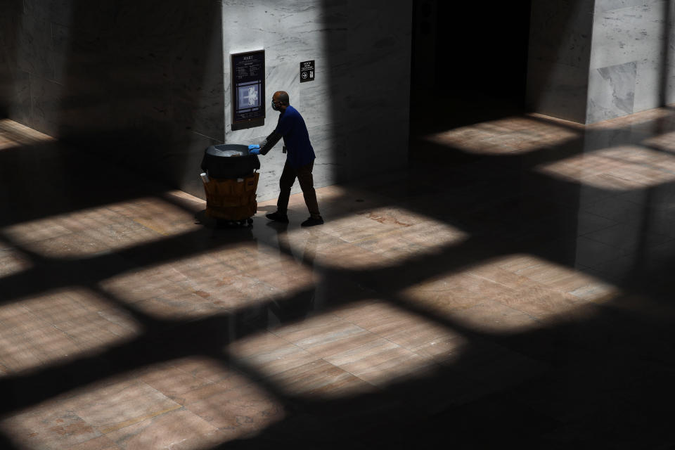 Un custodio camina en el Edificio de Oficinas del Senado de Hart en Capitol Hill en Washington, el martes 12 de mayo de 2020. Los edificios de oficinas del Senado y el Capitolio de los Estados Unidos permanecen cerrados al público en respuesta al brote de coronavirus. (Foto AP / Patrick Semansky)