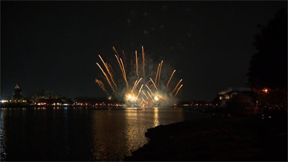 點亮高雄夜空 左營蓮池潭煙火秀登場