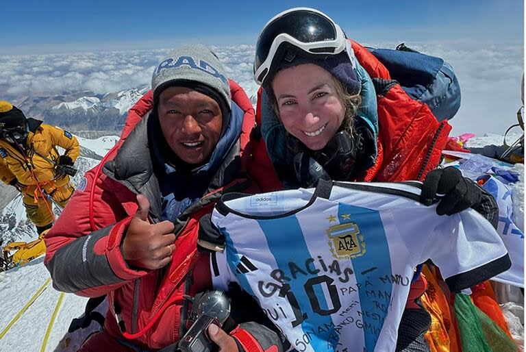 Una argentina hizo escala en el Everest y rompió un récord mundial