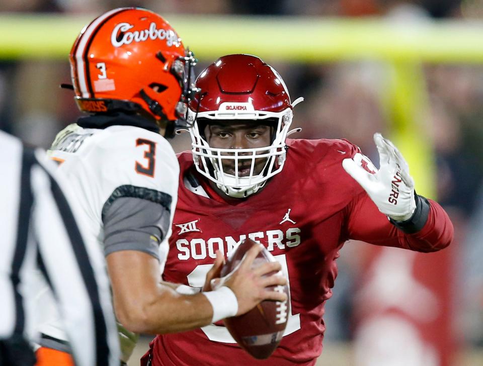 Oklahoma's Jalen Redmond (31) pressures Oklahoma State's Spencer Sanders (3) in the first half during the Bedlam college football game between the University of Oklahoma Sooners (OU) and the Oklahoma State University Cowboys (OSU) at Gaylord Family-Oklahoma Memorial Stadium, in Norman, Okla., Saturday, Nov., 19, 2022. 