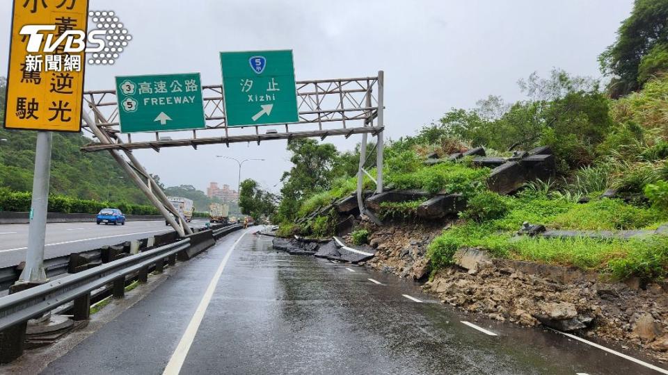 2022年汐止交流道邊坡，不堪連日雨打而崩落。（圖／TVBS資料畫面）