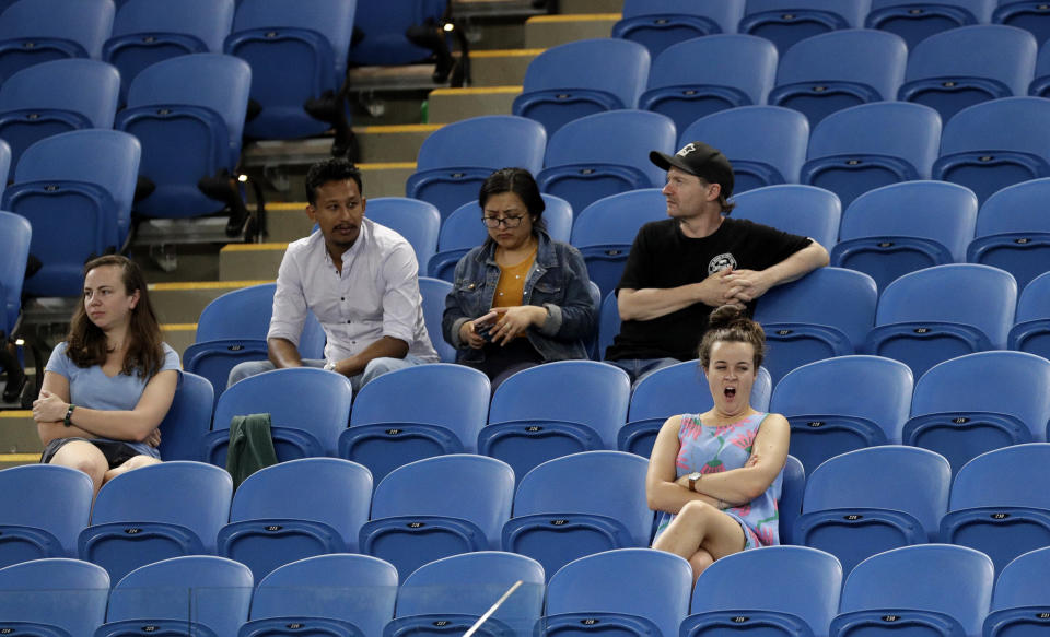 Espectadores en la arena Margaret Court observan el partido entre Garbiñe Muguruza y Johanna Konta por la segunda ronda del Abierto de Australia, en Melbourne, el viernes 18 de enero de 2019. (AP Foto/Mark Baker)