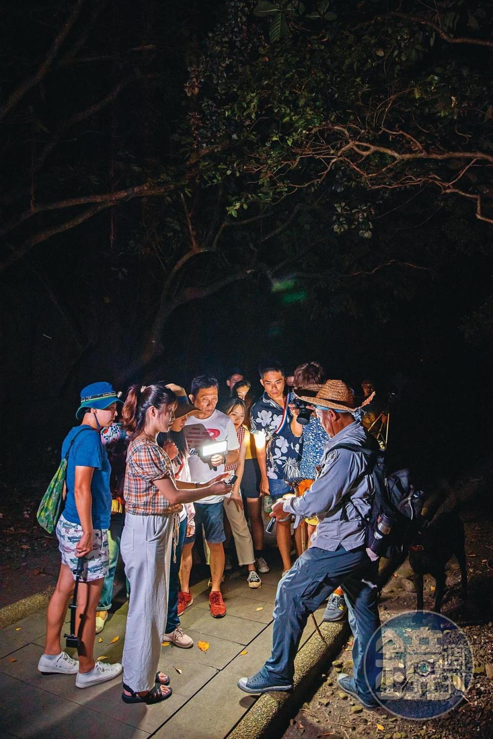 在地達人帶路的墾丁探祕，帶遊客們拜訪鵝鑾鼻公園。