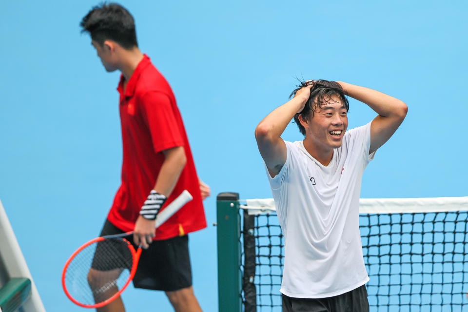 上月 26 日，杭州亞運男子網球單打賽事第三圈，黃澤林（白衣）在落後 1：6 的情況下連追 7 分，最終反勝吳易昺（紅衣），晉身 8 強。(Photo by VCG/VCG via Getty Images)