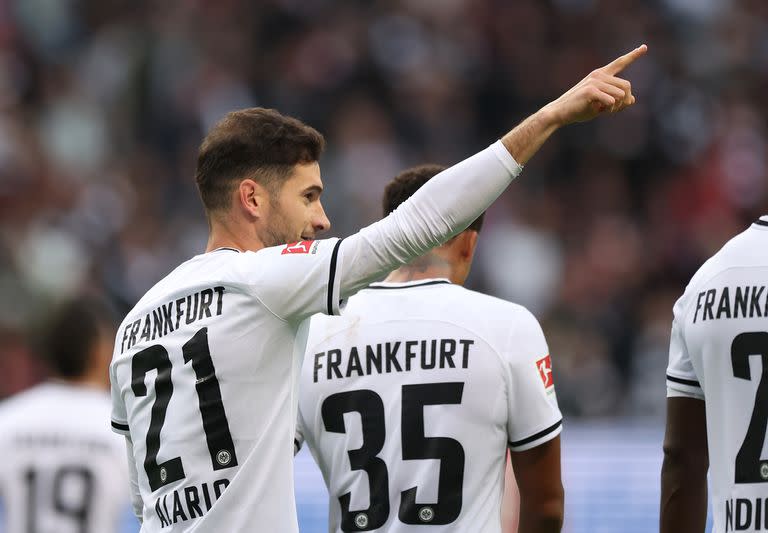 Lucas Alario celebra su primer gol con la camiseta de Eintracht Frankfurt, en Alemania; fue el quinto en el 5-1 en la Bundesliga a Bayer Leverkusen, ex club del santafesino.