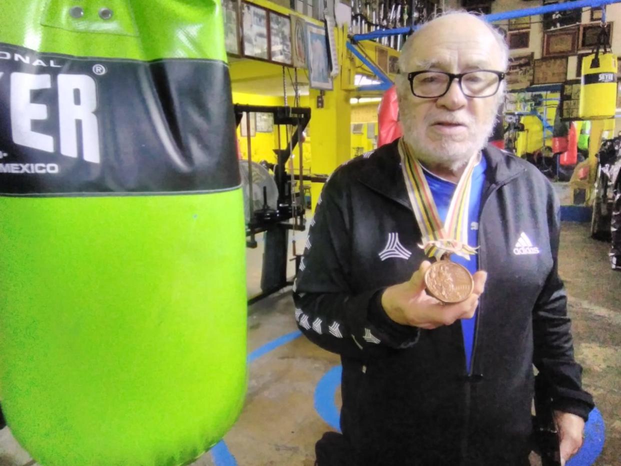 Juan Fabila, el medallista mexicano vivo más antiguo. Ahora entrena promesas en su gimnasio de boxeo en la Ciudad de México. / Foto: Yahoo Deportes