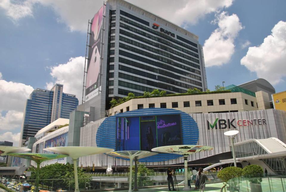 El MBK es el mayor centro comercial de Asia con una gama que va desde marcas de ropa locales y asiáticas​, mucha electrónica y también tiendas de bolsos de imitación. 