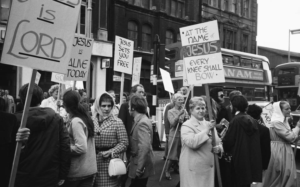 Demonstrators and stars mingle outside the Palace Theatre, Cambridge Circus on opening night in 1972 - Trinity Mirror / Mirrorpix / Alamy Stock Photo